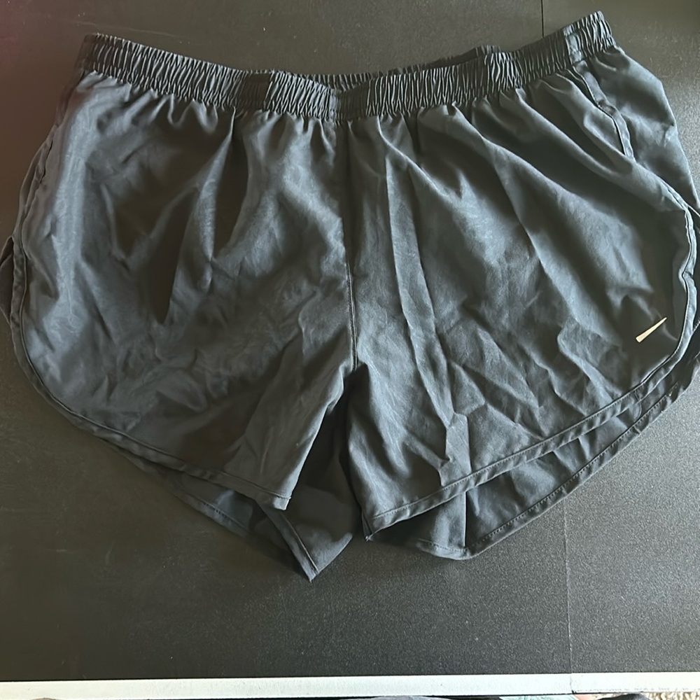 Nike Women’s modern tempo shorts 3”